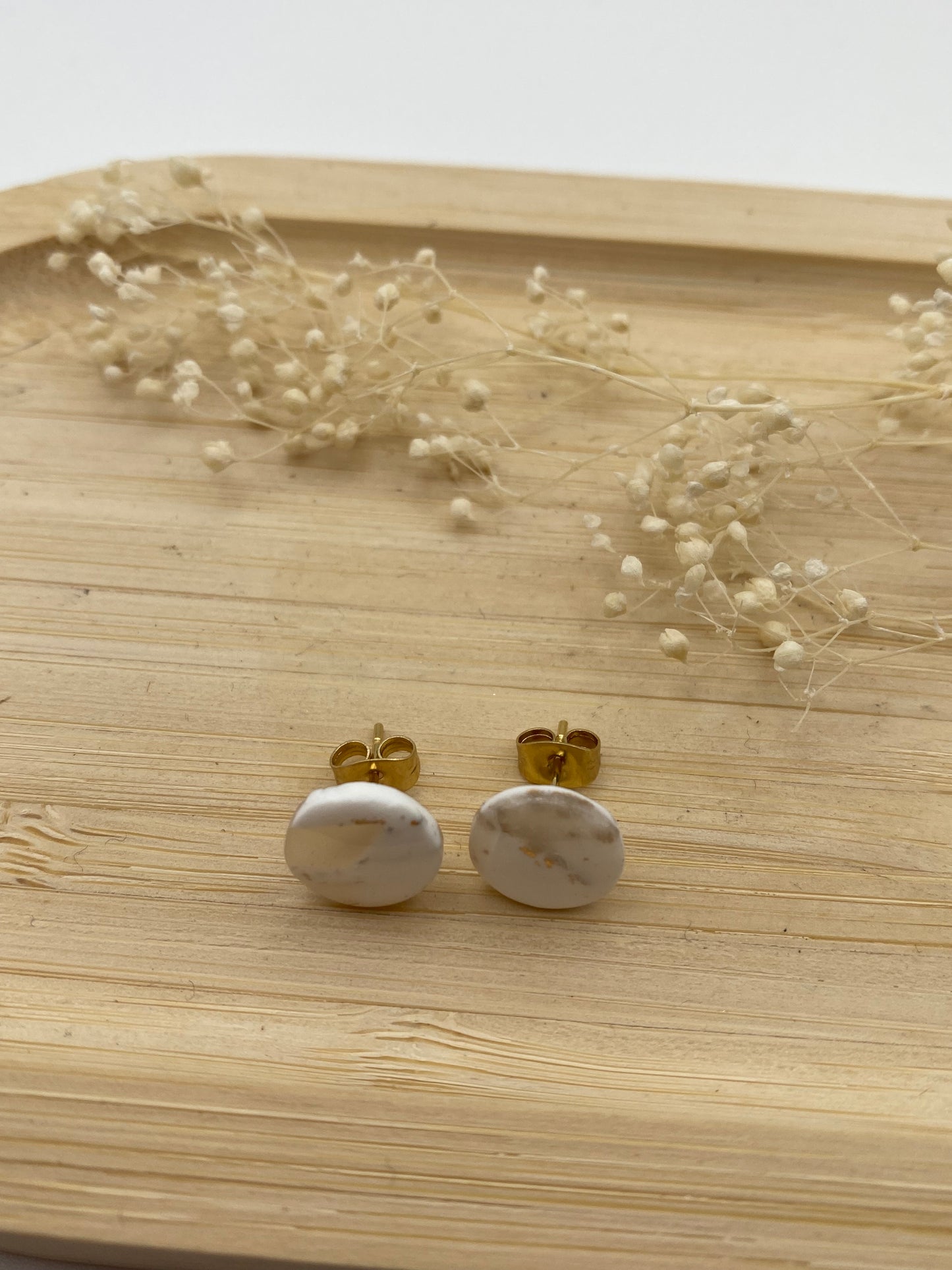 Puces d'oreilles rondes marbré blanc transparent or