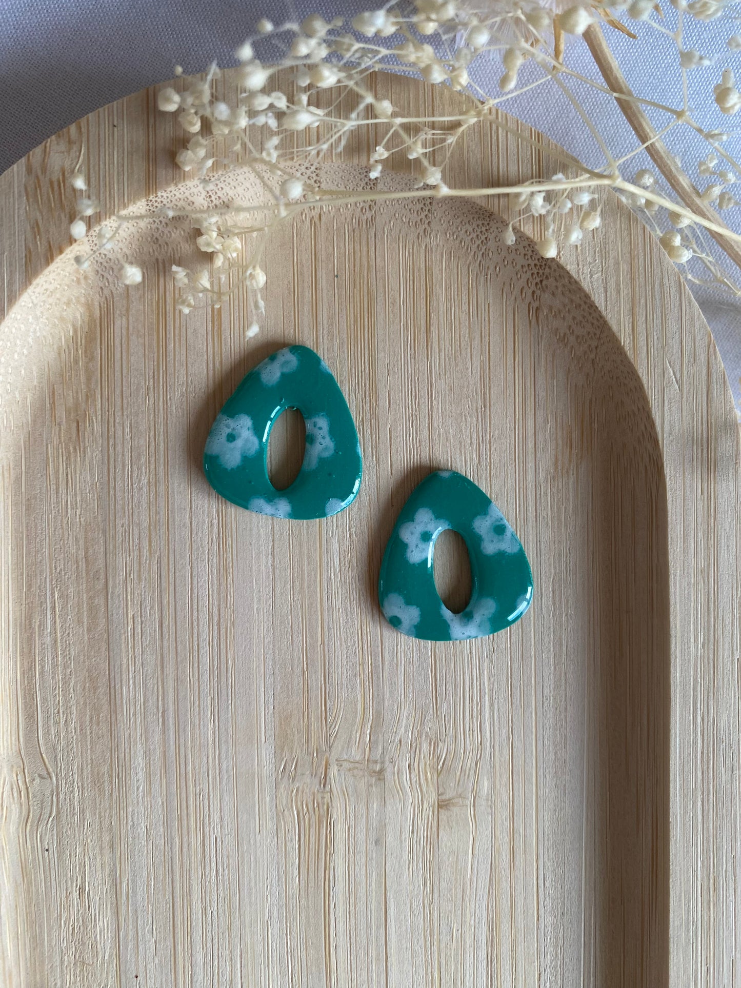 Pampilles triangle 20mm vert fleurs blanches