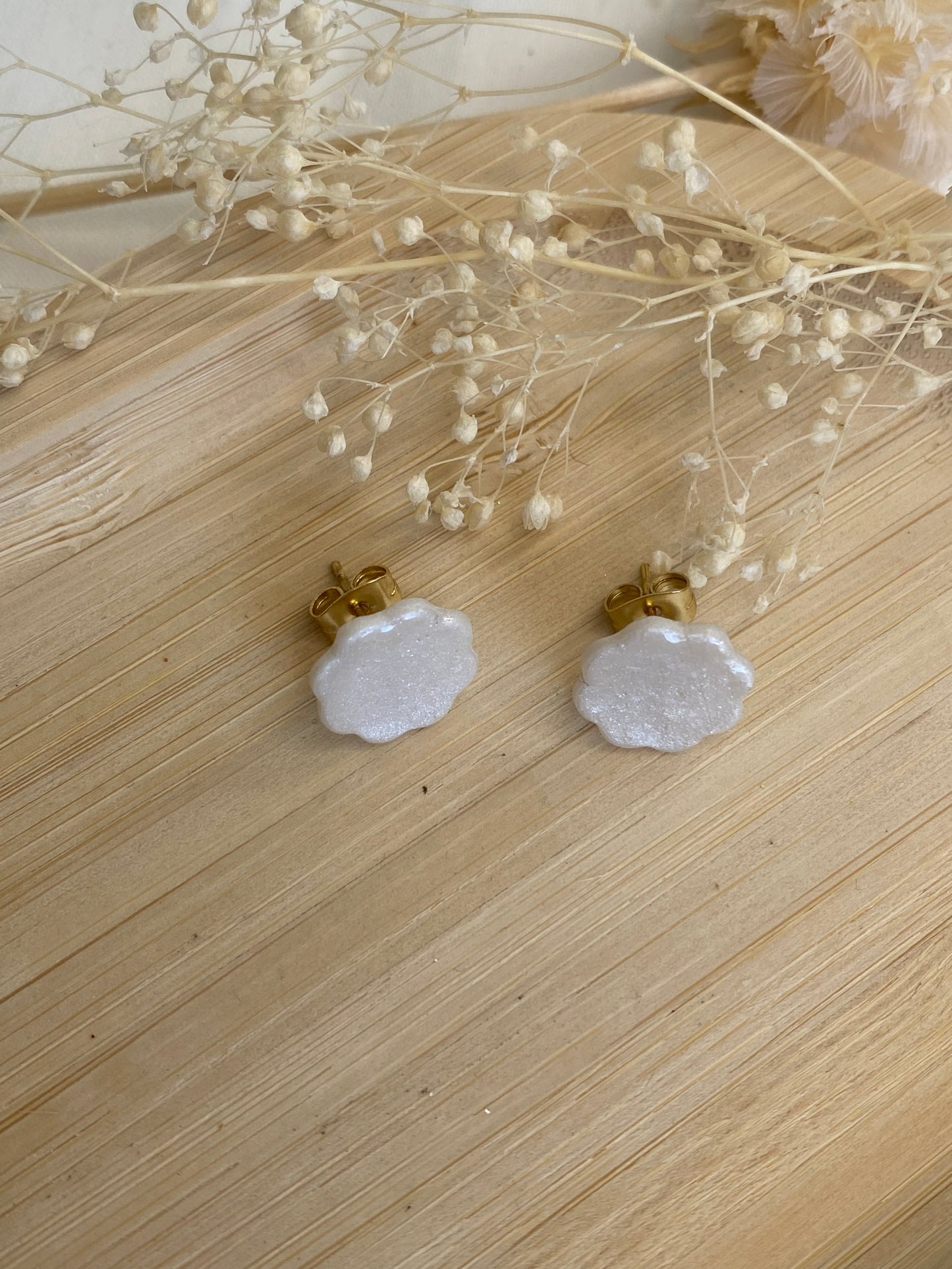 Puces d'oreilles fleurs blanc nacré