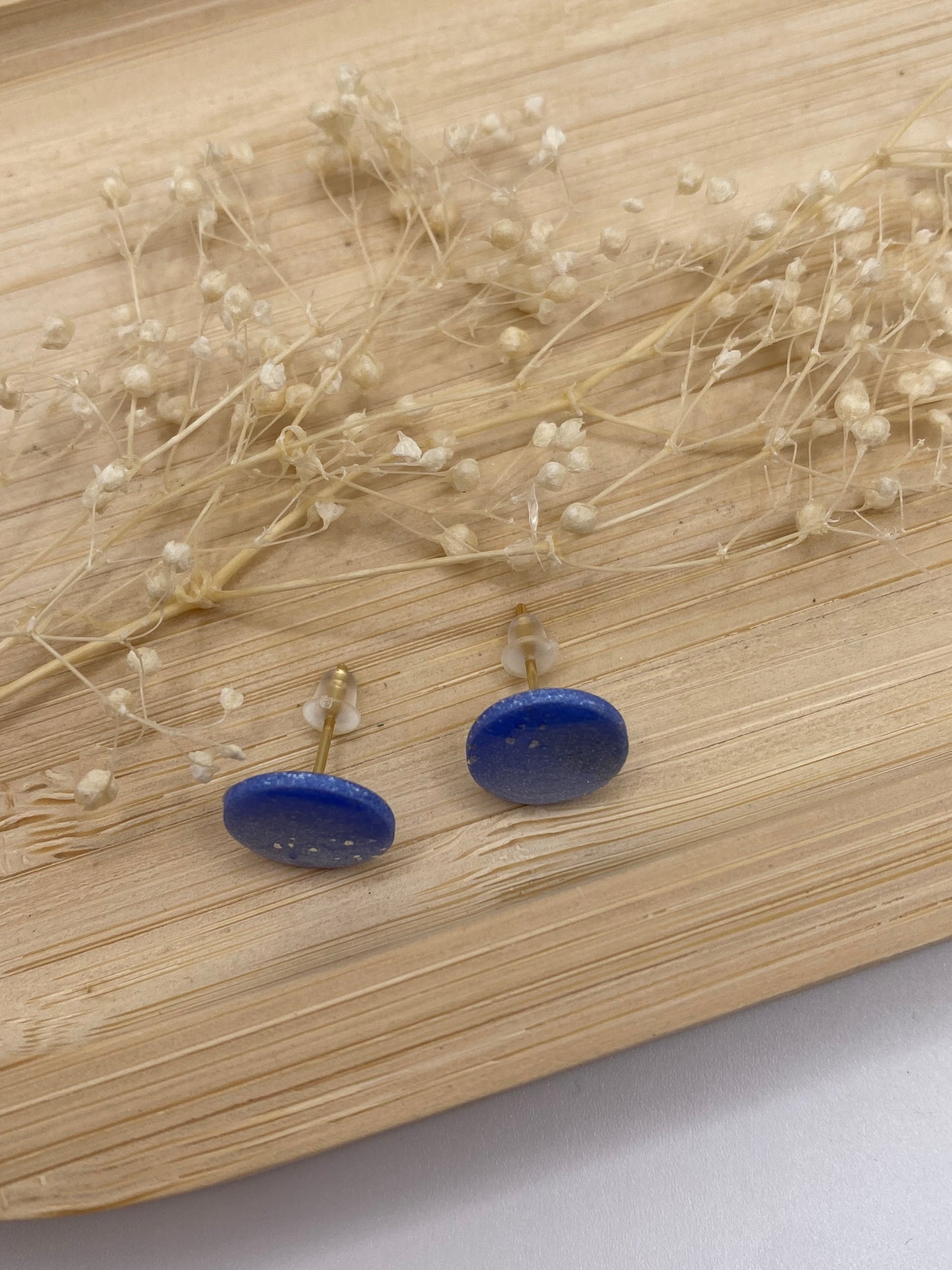 Puces d'oreilles rondes bleu nacré et argent