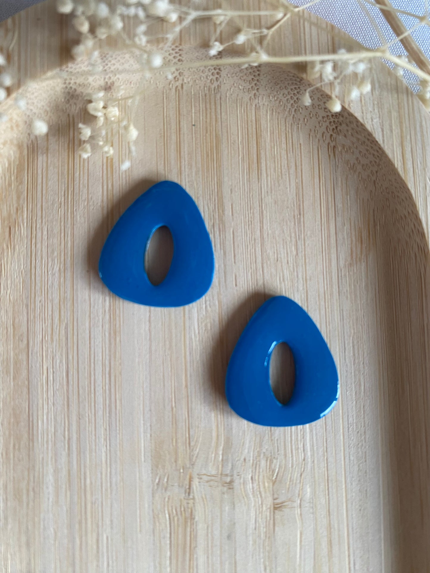 Pampilles triangle 20mm bleu fleurs blanches