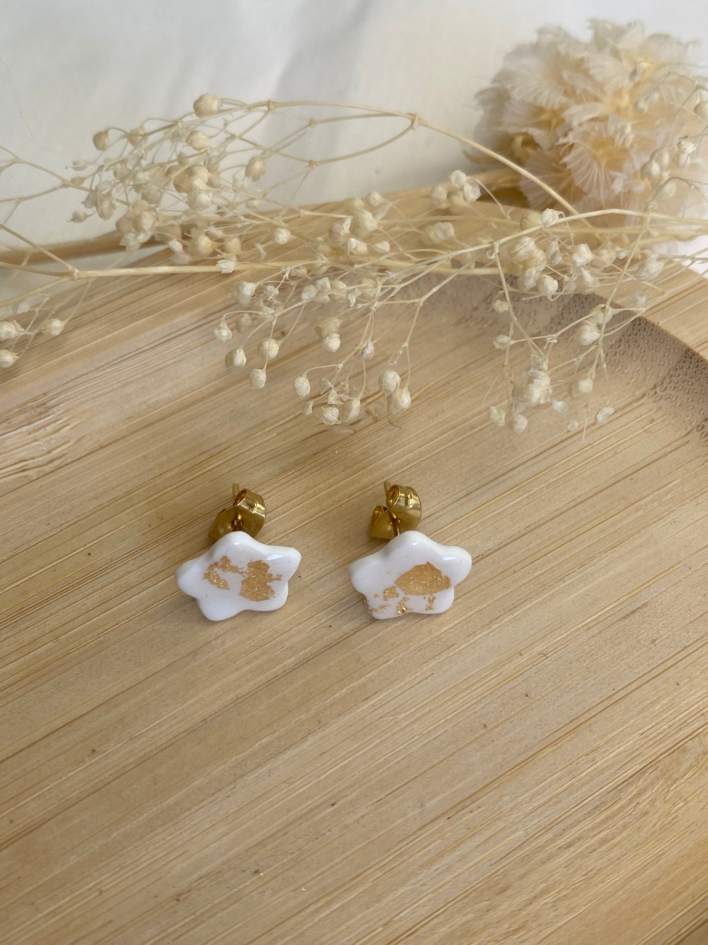 Puces d'oreilles étoiles blanc et or