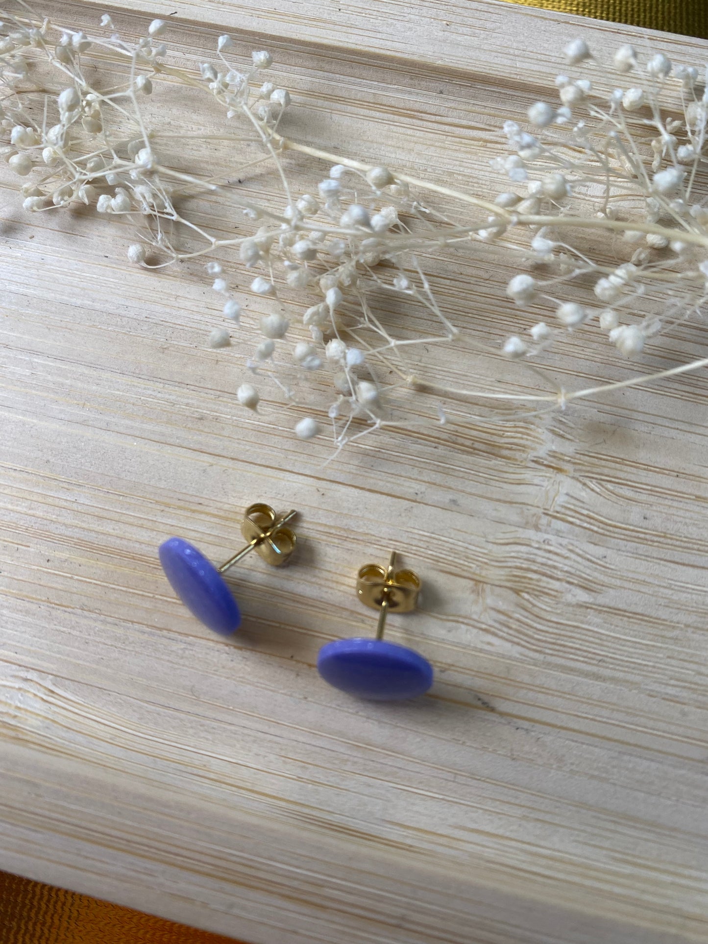 Puces d'oreilles rondes mauve paillettes