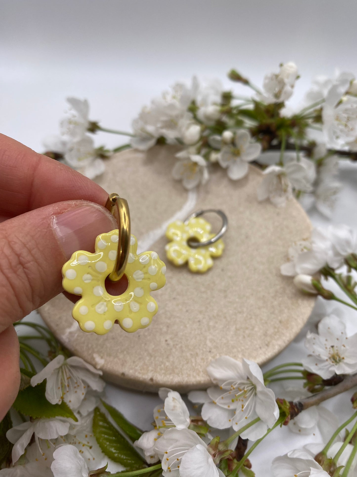 Pampilles fleurs 25mm jaune pois blanc