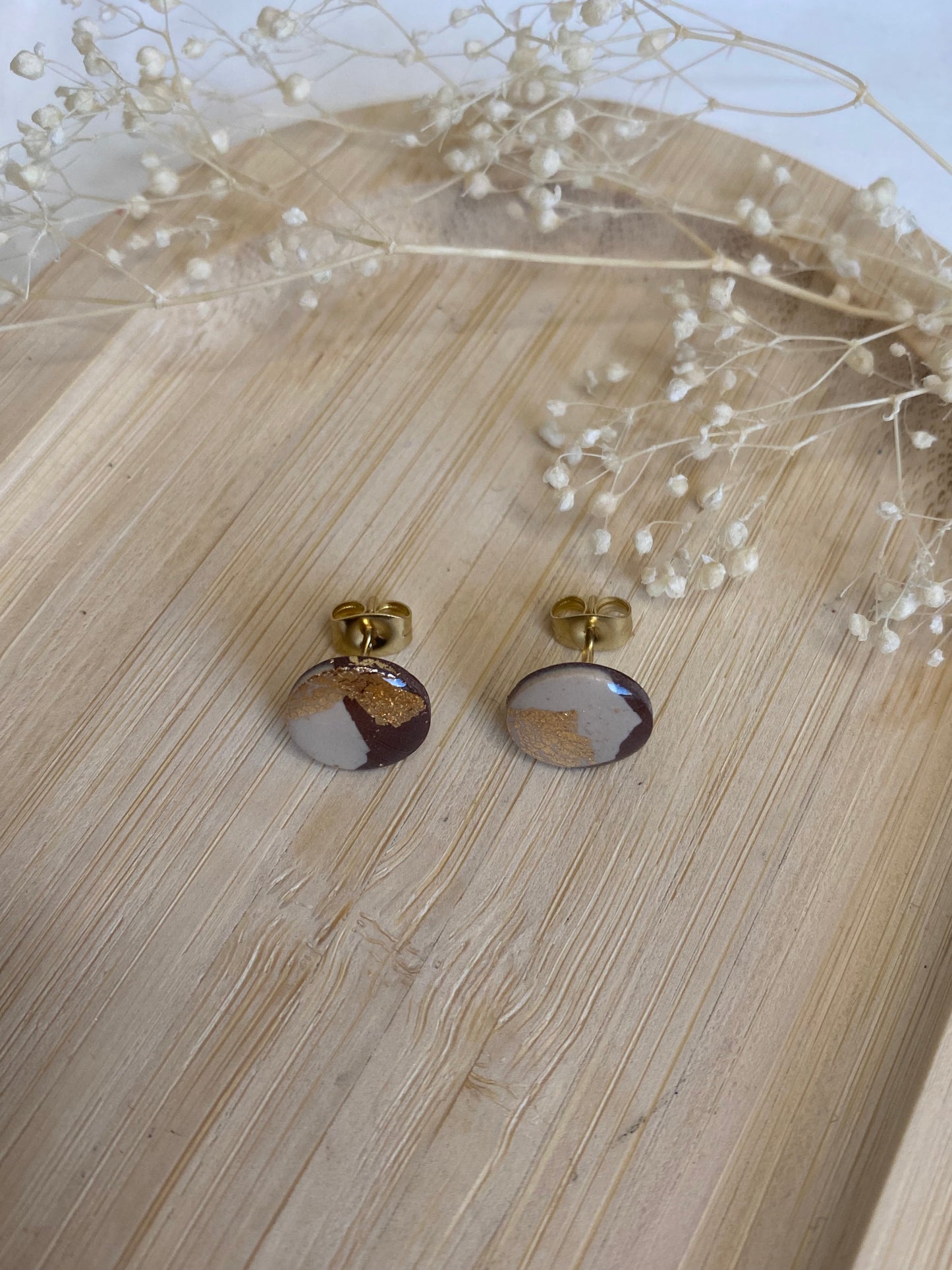 Puces d'oreilles rondes marron et or