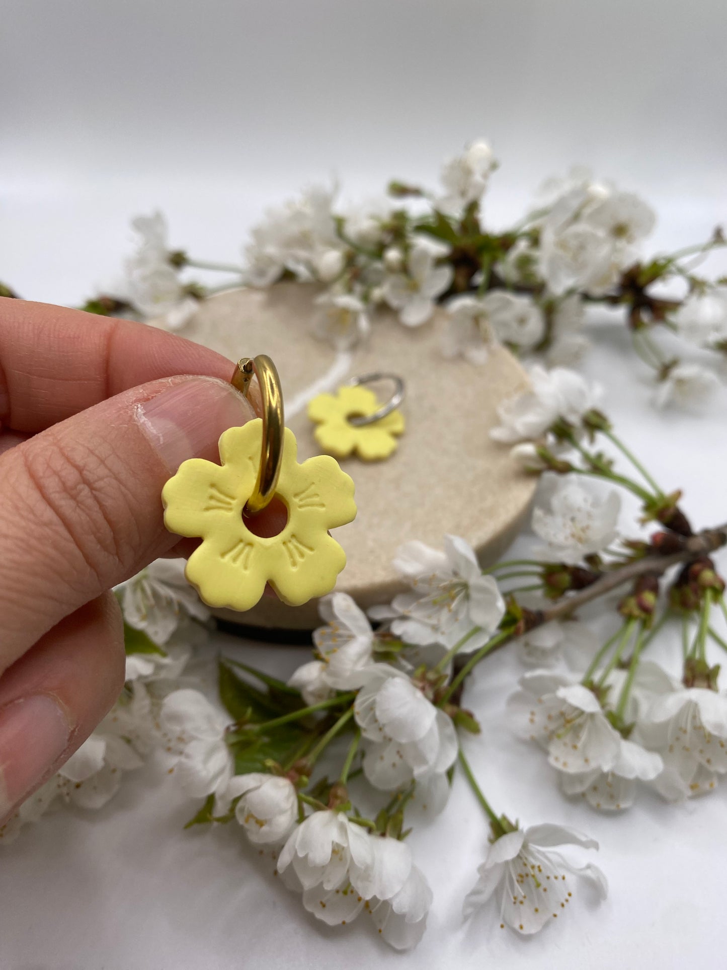 Pampilles fleurs 25mm jaune Mate