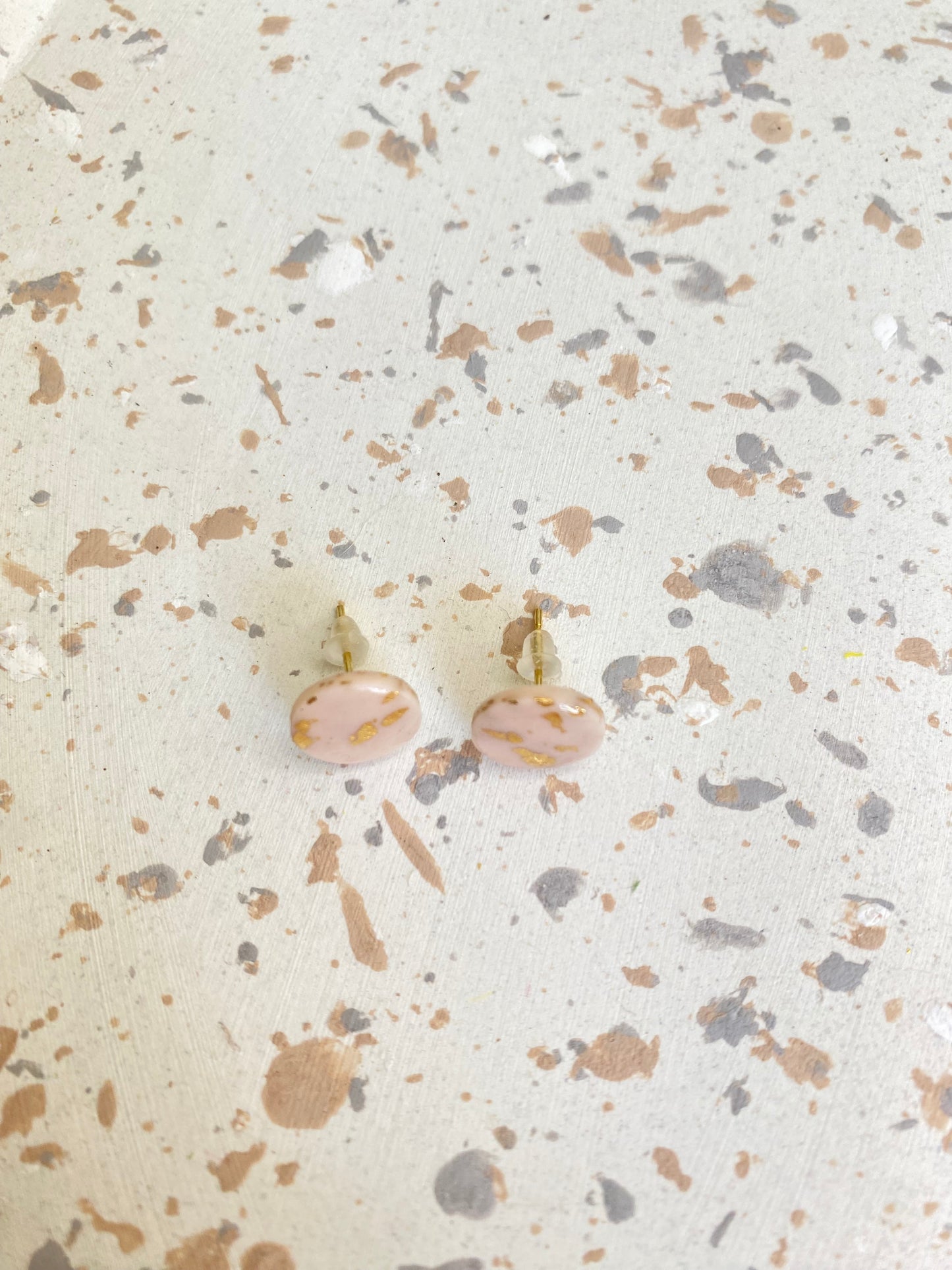 Puces d'oreilles rondes rose pâle et or