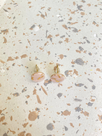 Puces d'oreilles rondes rose pâle et or