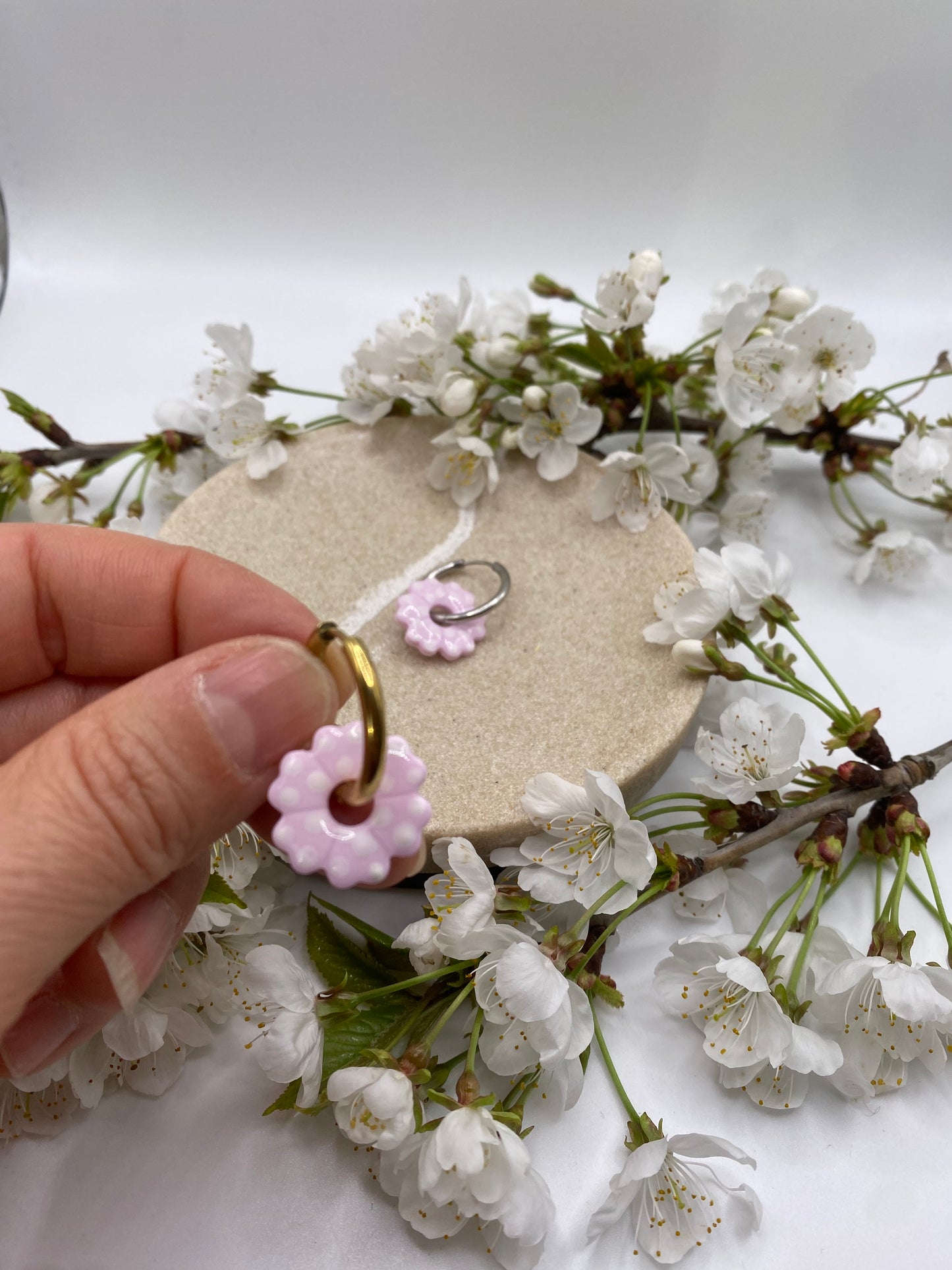 Pampilles mini fleurs 17mm rose à pois blanc