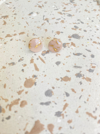 Puces d'oreilles rondes rose pâle et or