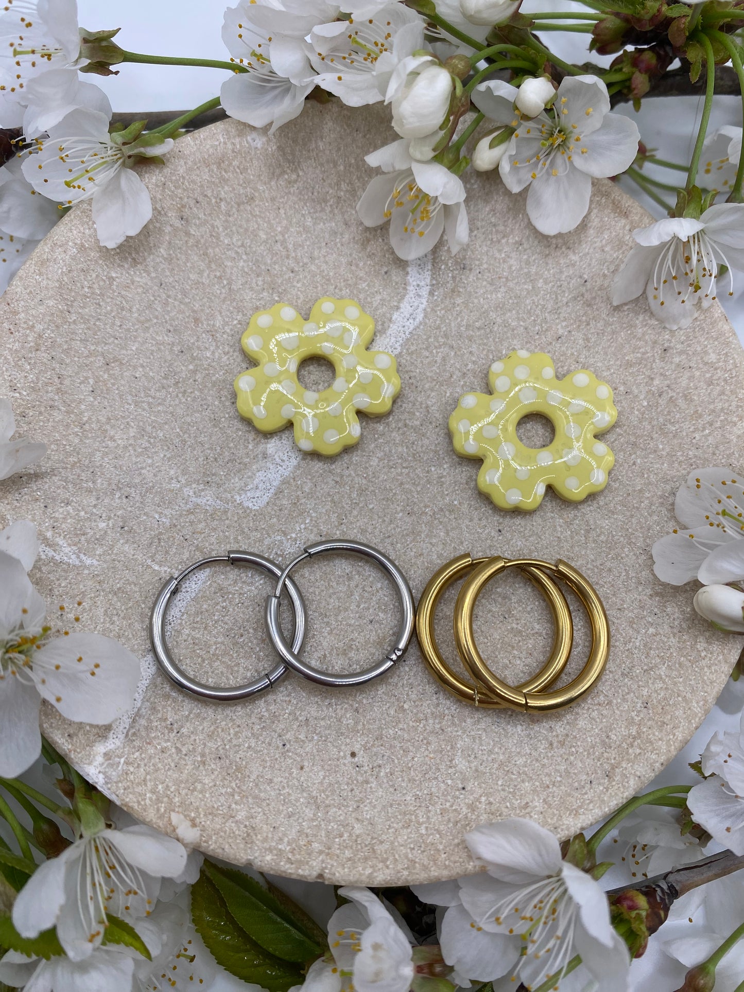Pampilles fleurs 25mm jaune pois blanc