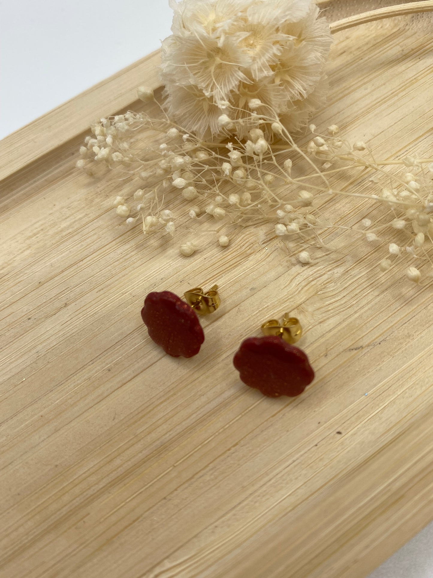 Puces d'oreilles fleurs bordeaux paillette