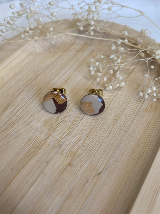 Puces d'oreilles rondes marron et or