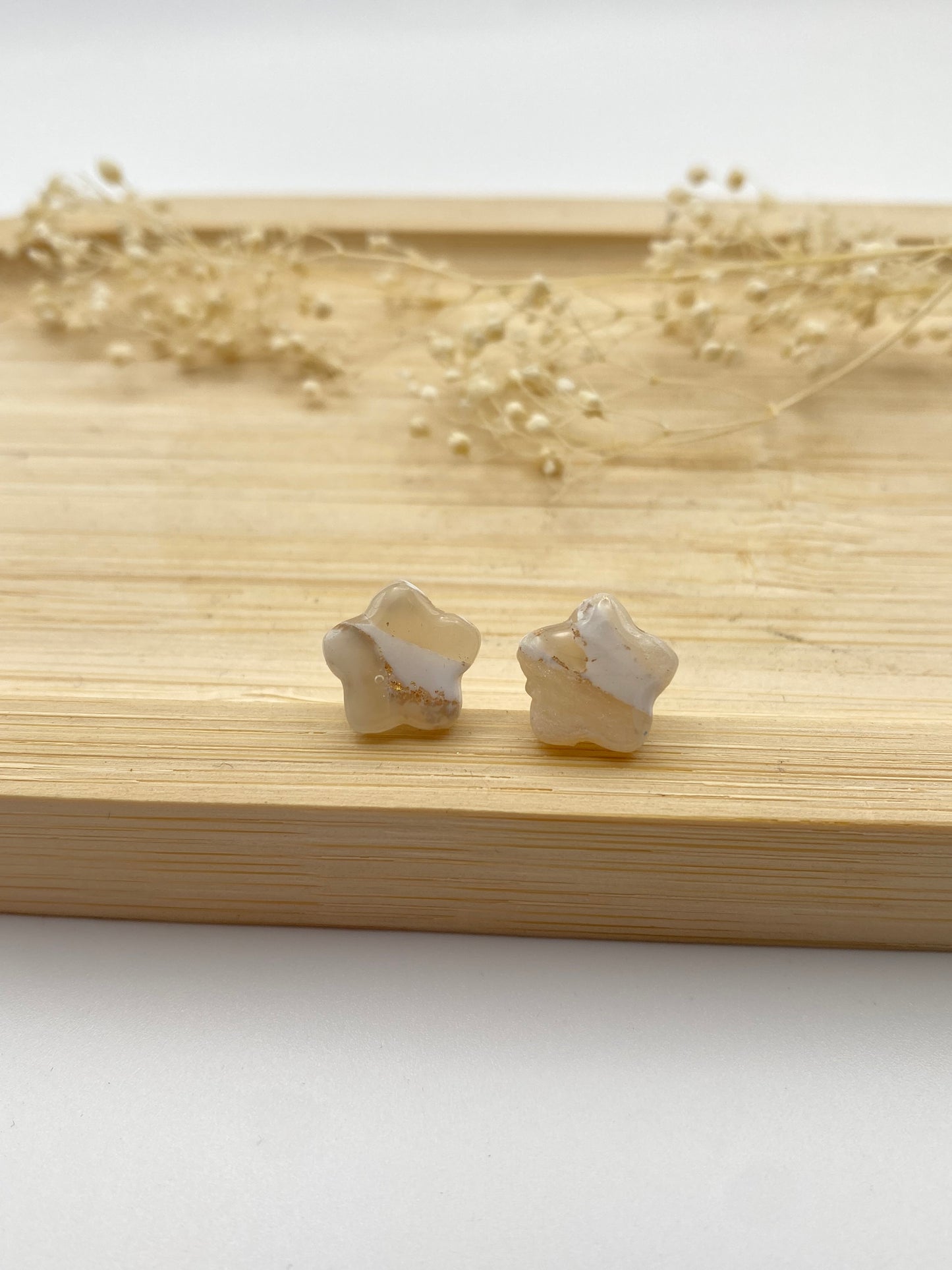 Puces d'oreilles étoiles blanc translucide et or
