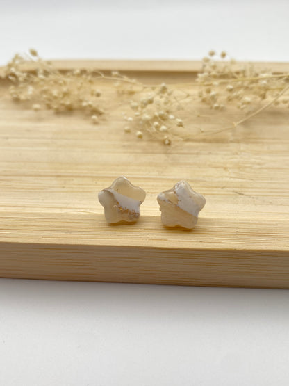 Puces d'oreilles étoiles blanc translucide et or