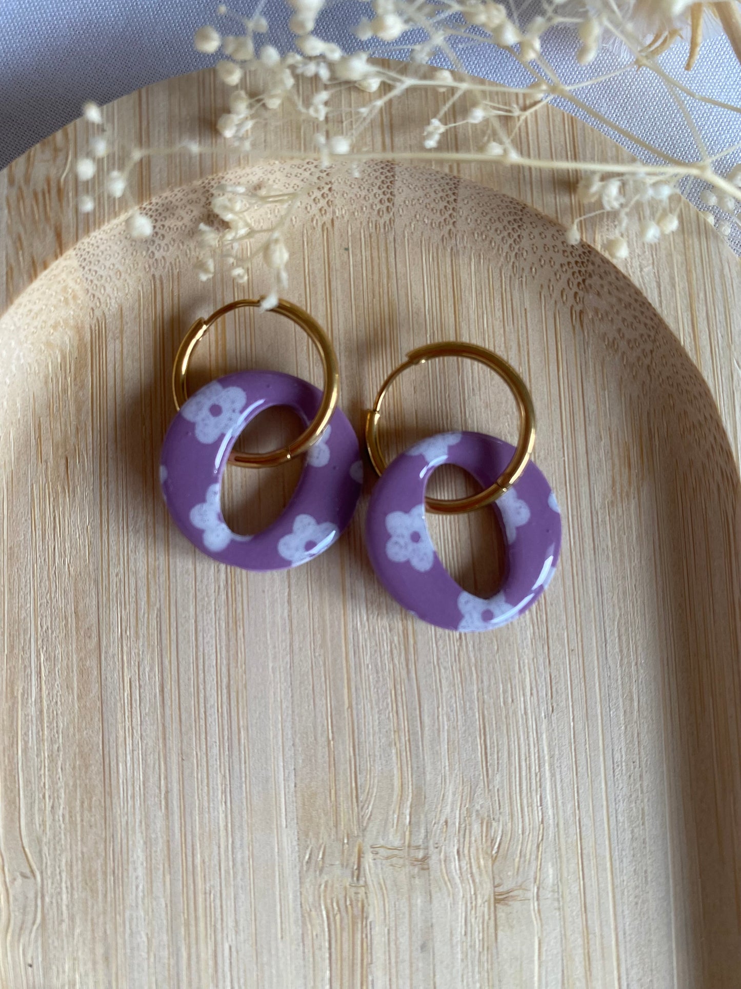 Pampilles rondes 20mm mauve fleurs blanches