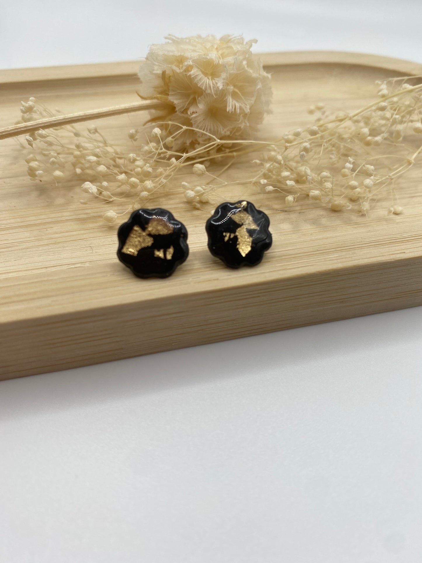 Puces d'oreilles fleurs noir  et or