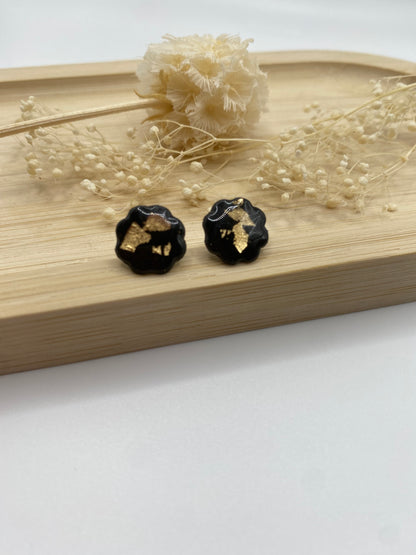 Puces d'oreilles fleurs noir  et or
