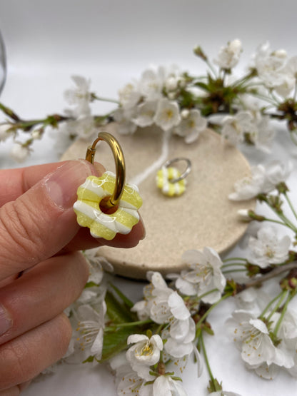 Pampilles mini fleurs 17mm rayé blanc et jaune nacré
