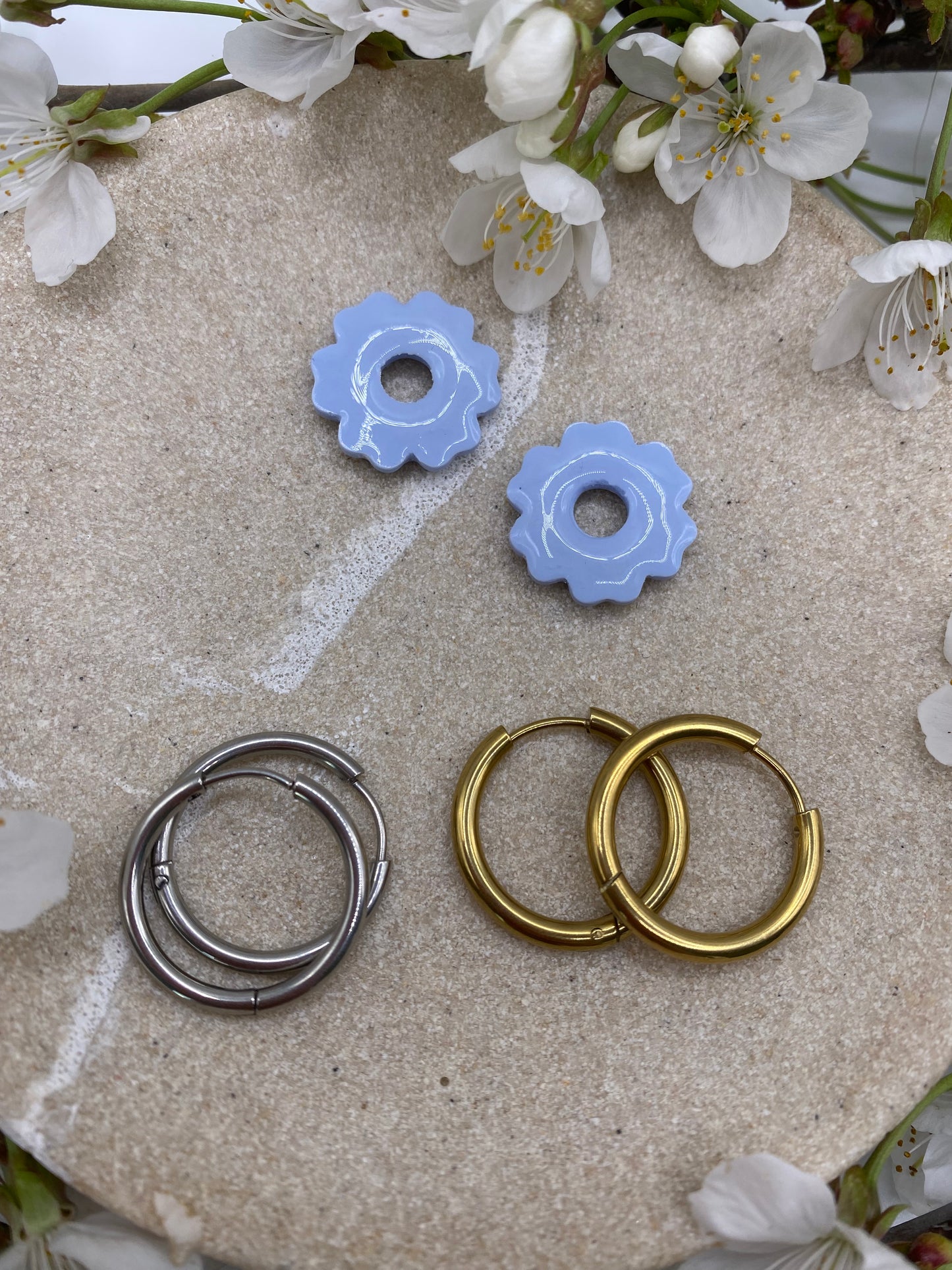 Pampilles mini fleurs 17mm bleu à pois blanc