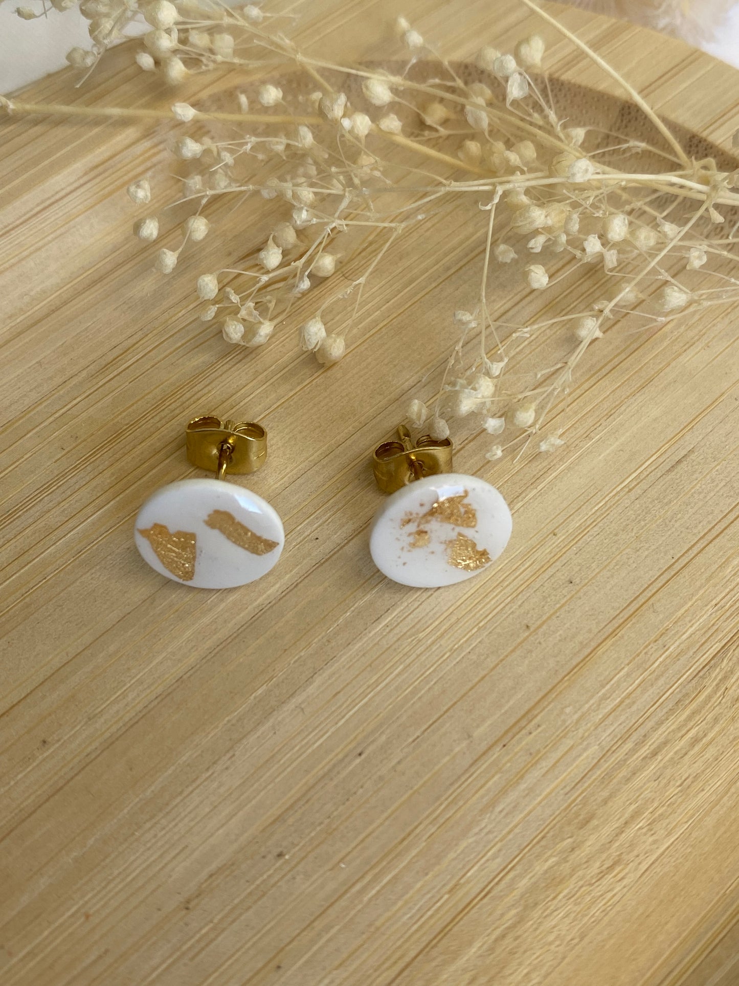 Puces d'oreilles rondes banc et or