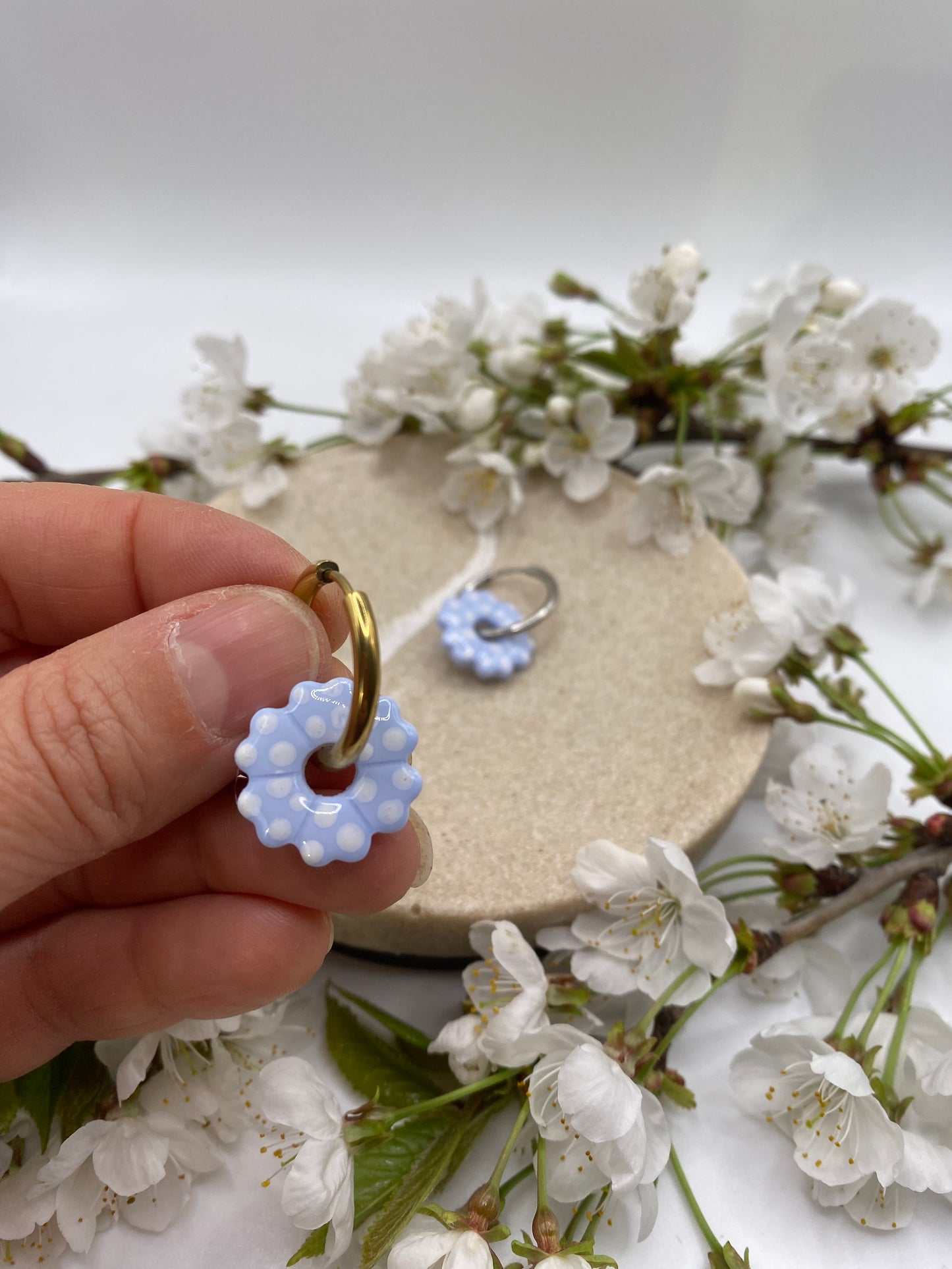 Pampilles mini fleurs 17mm bleu à pois blanc