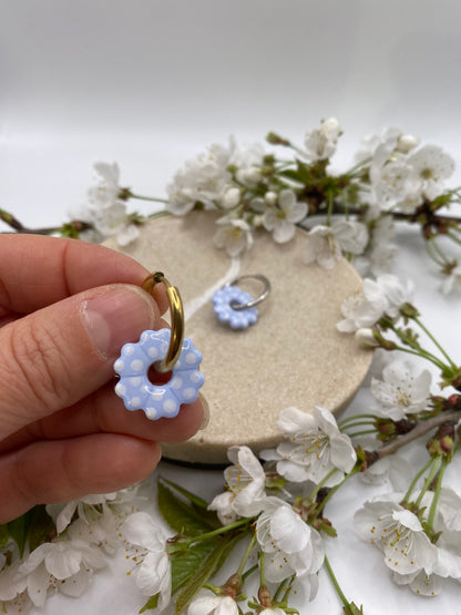 Pampilles mini fleurs 17mm bleu à pois blanc