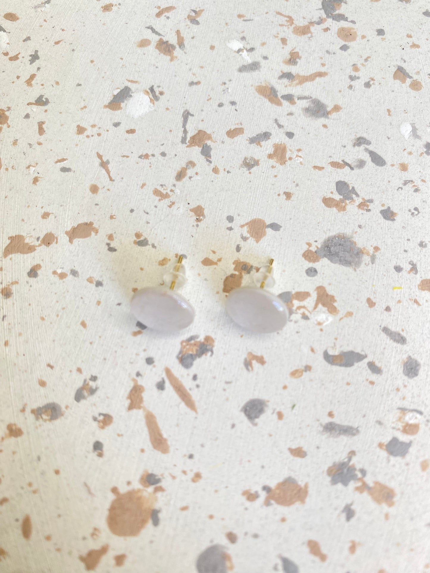 Puces d'oreilles rondes blanc nacré