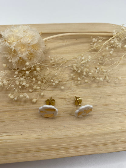 Puces d'oreilles fleurs blanc et or