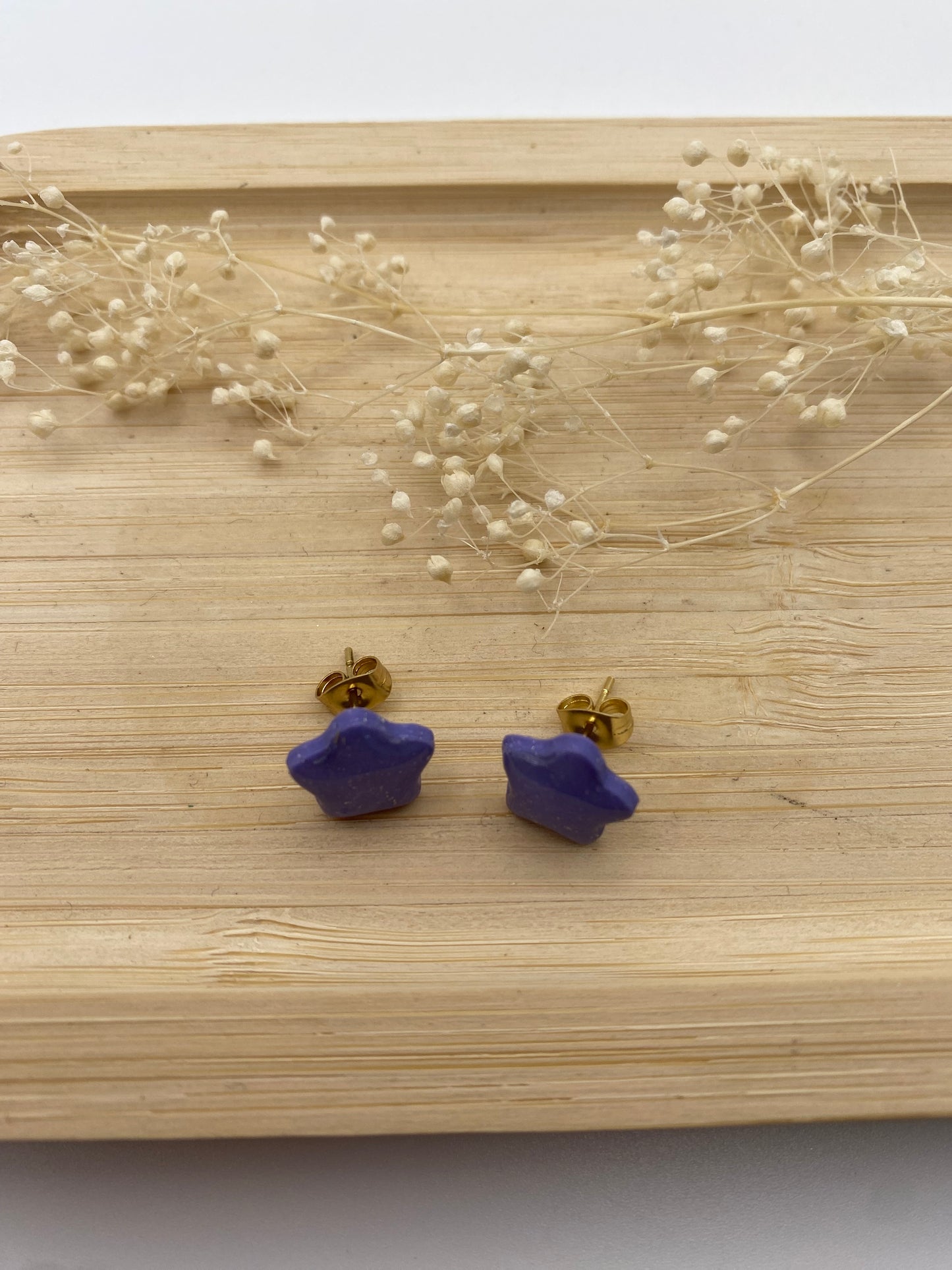 Puces d'oreilles étoiles mauve et paillettes