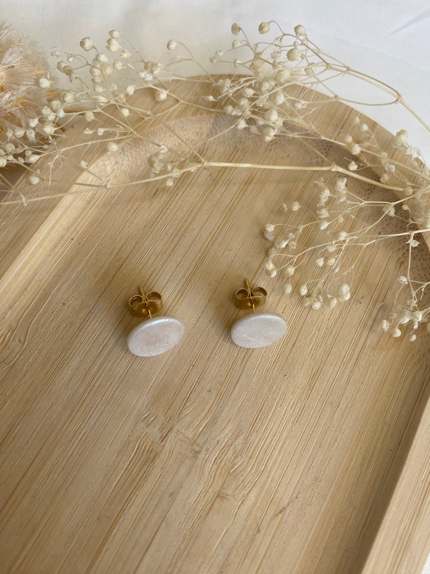 Puces d’oreilles rondes blanc nacré