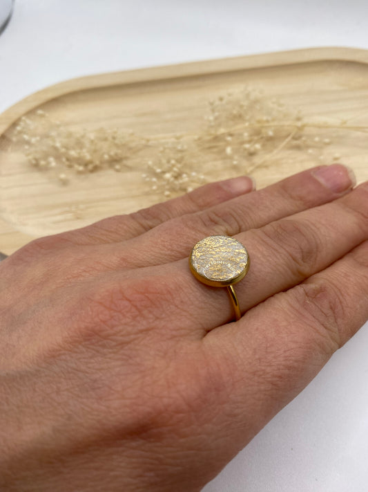 Bague incruste beige nacré et or