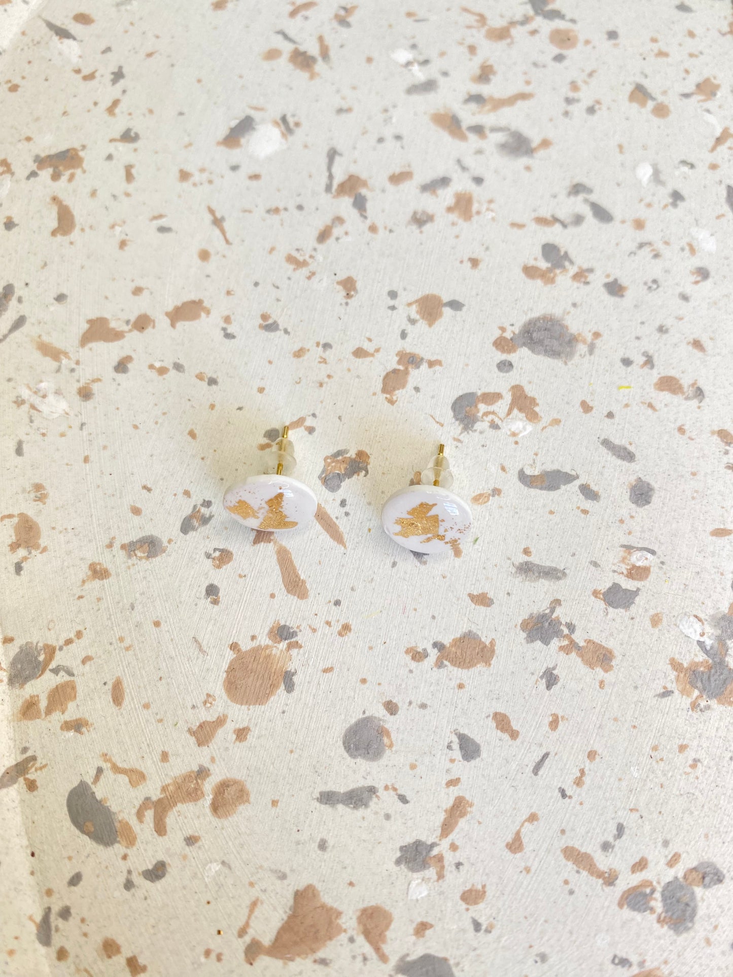 Puces d'oreilles rondes blanc et or
