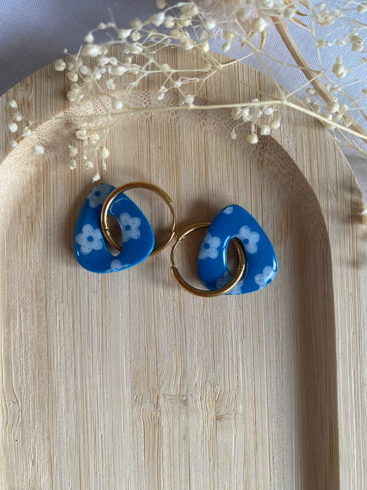 Pampilles triangle 20mm bleu fleurs blanches