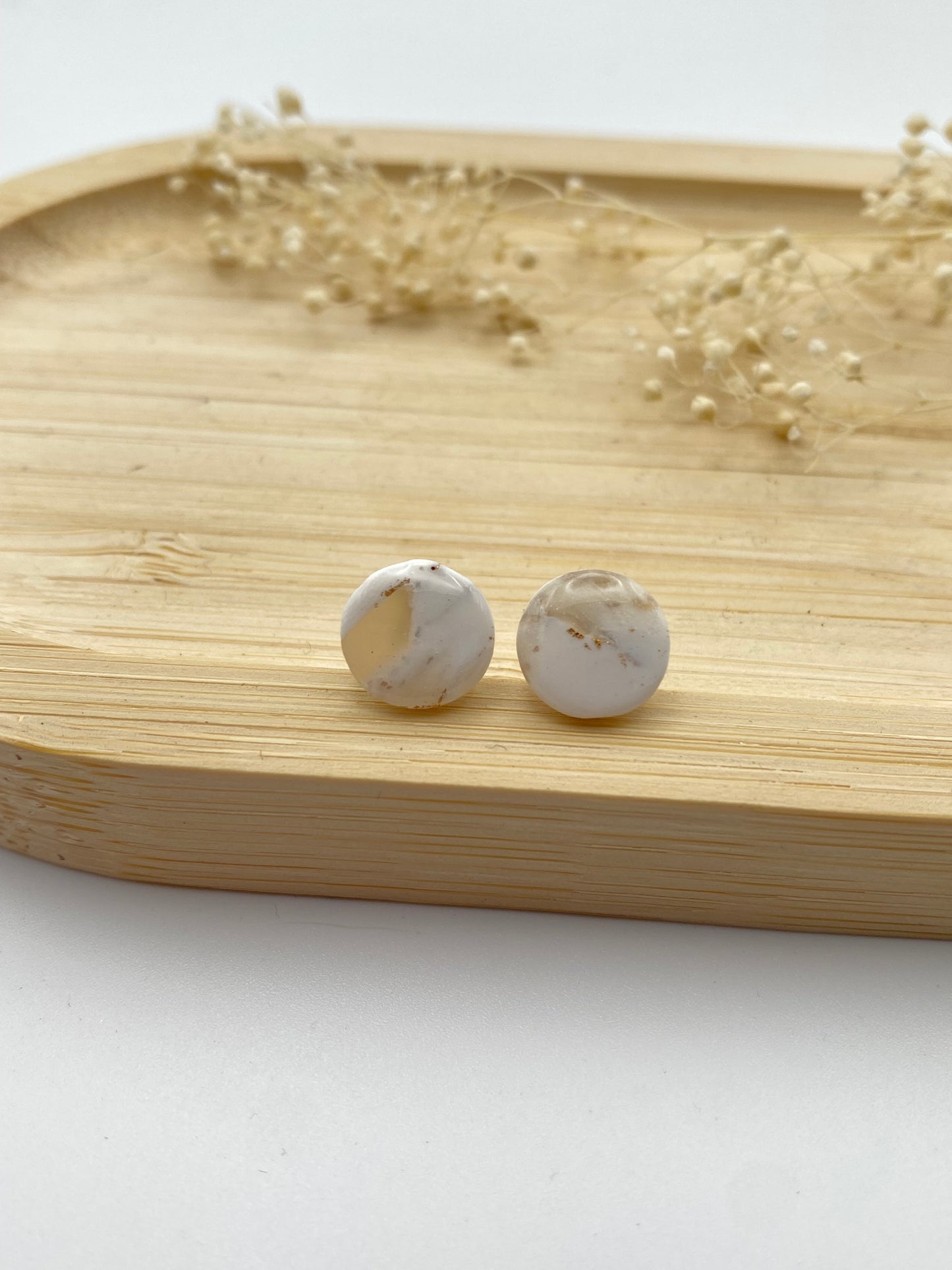 Puces d'oreilles rondes marbré blanc transparent or