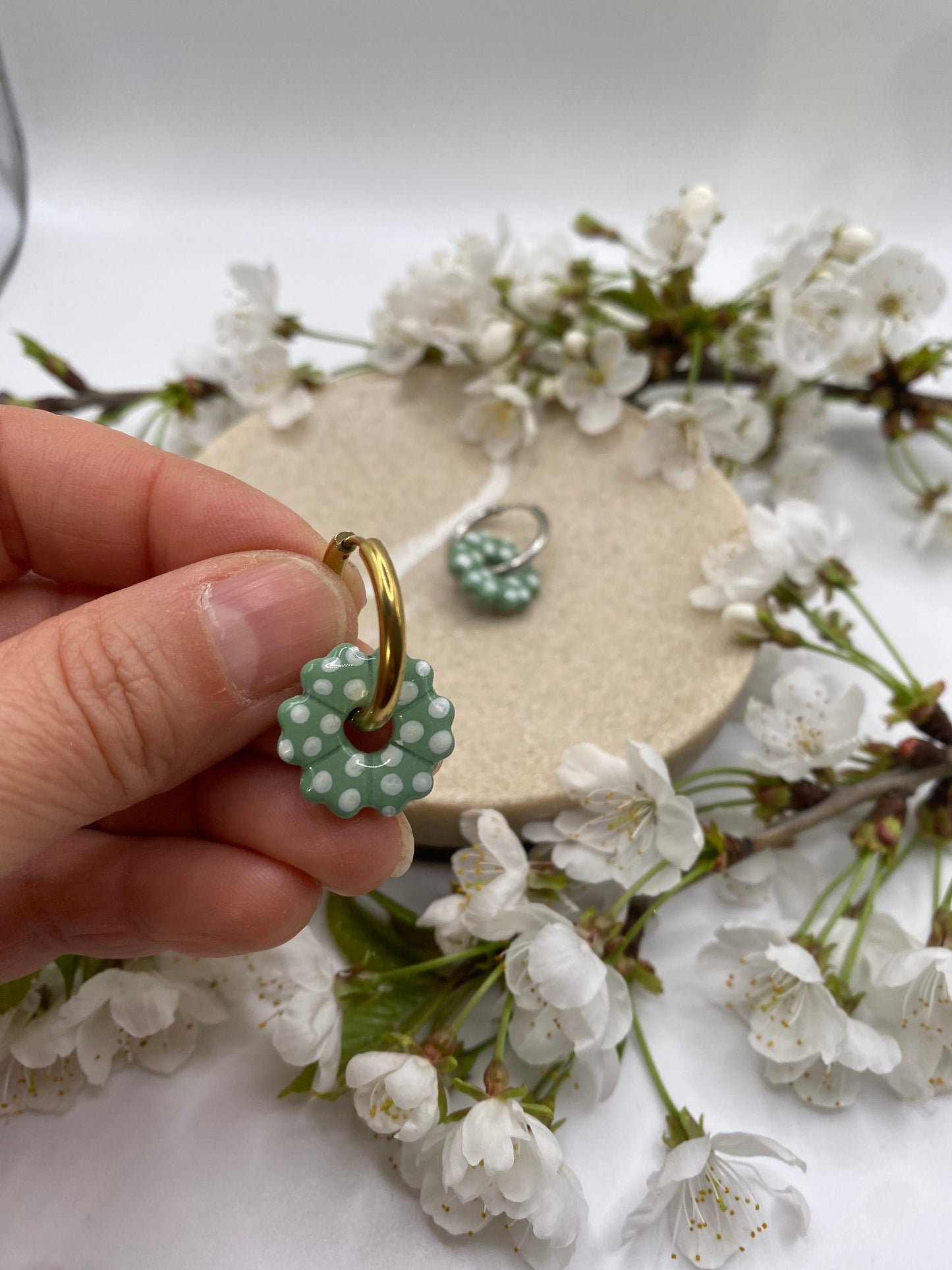Pampilles mini fleurs 17mm vert à pois blanc