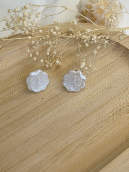 Puces d'oreilles fleurs blanc nacré