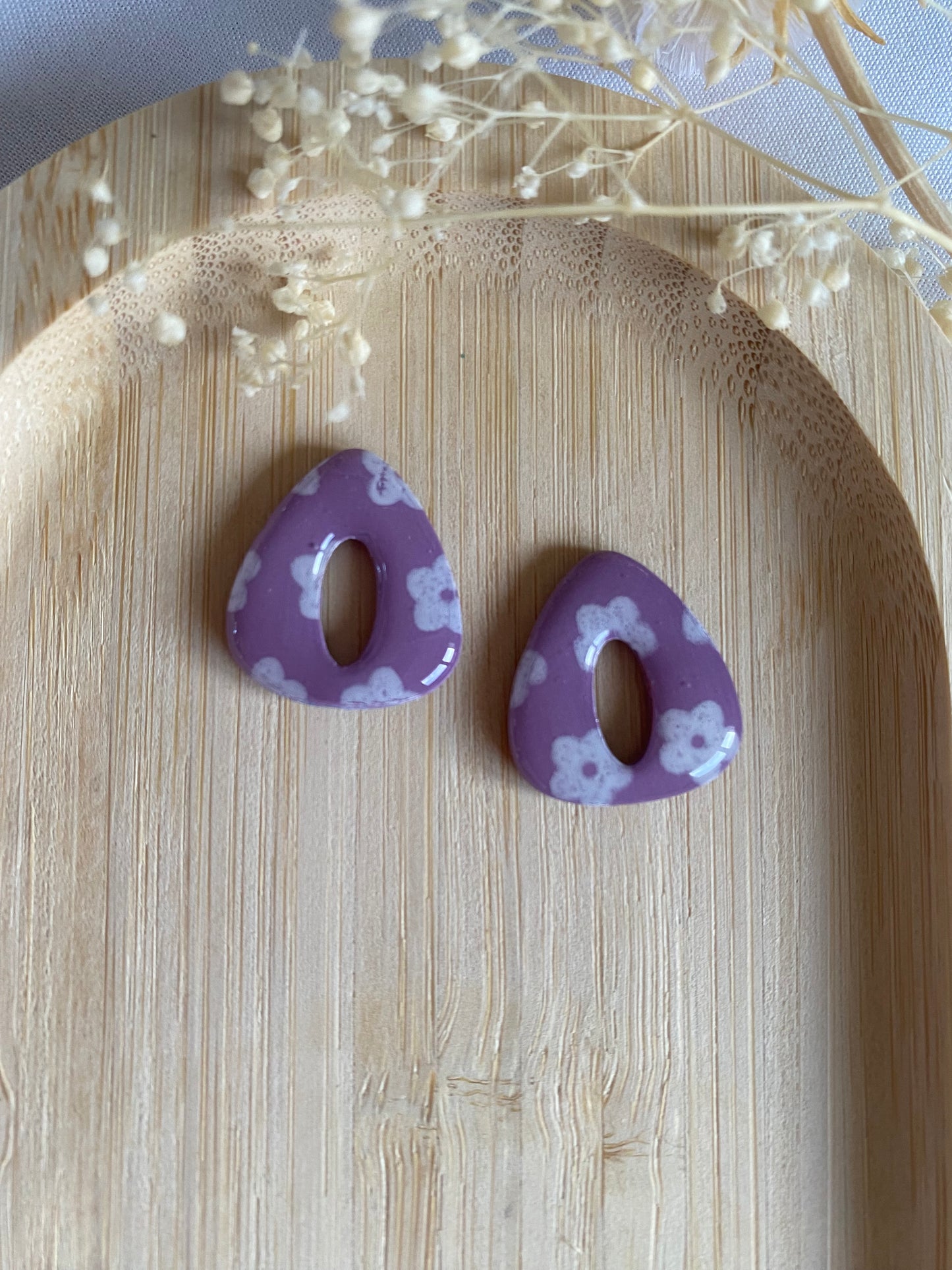 Pampilles triangle 20mm mauve fleurs blanches