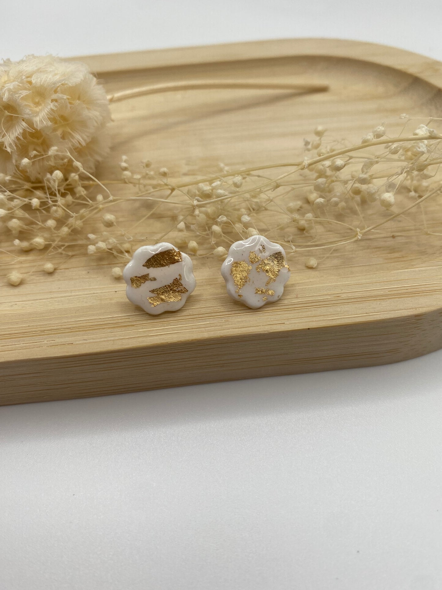 Puces d'oreilles fleurs blanc et or