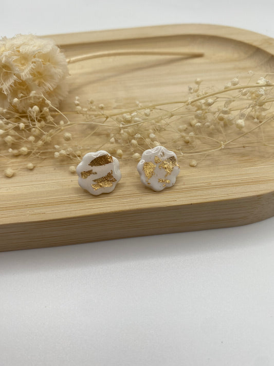 Puces d'oreilles fleurs blanc et or