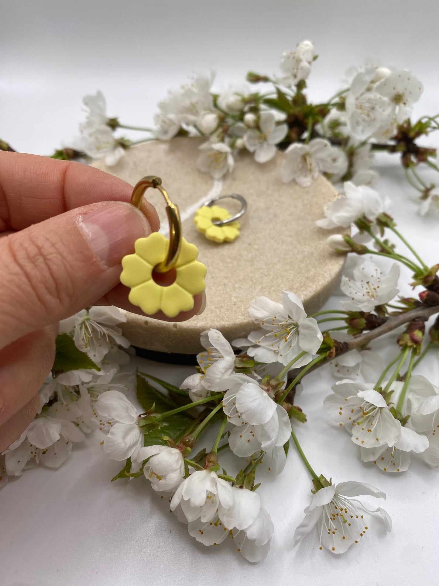 Pampilles mini fleurs 17mm jaune mate