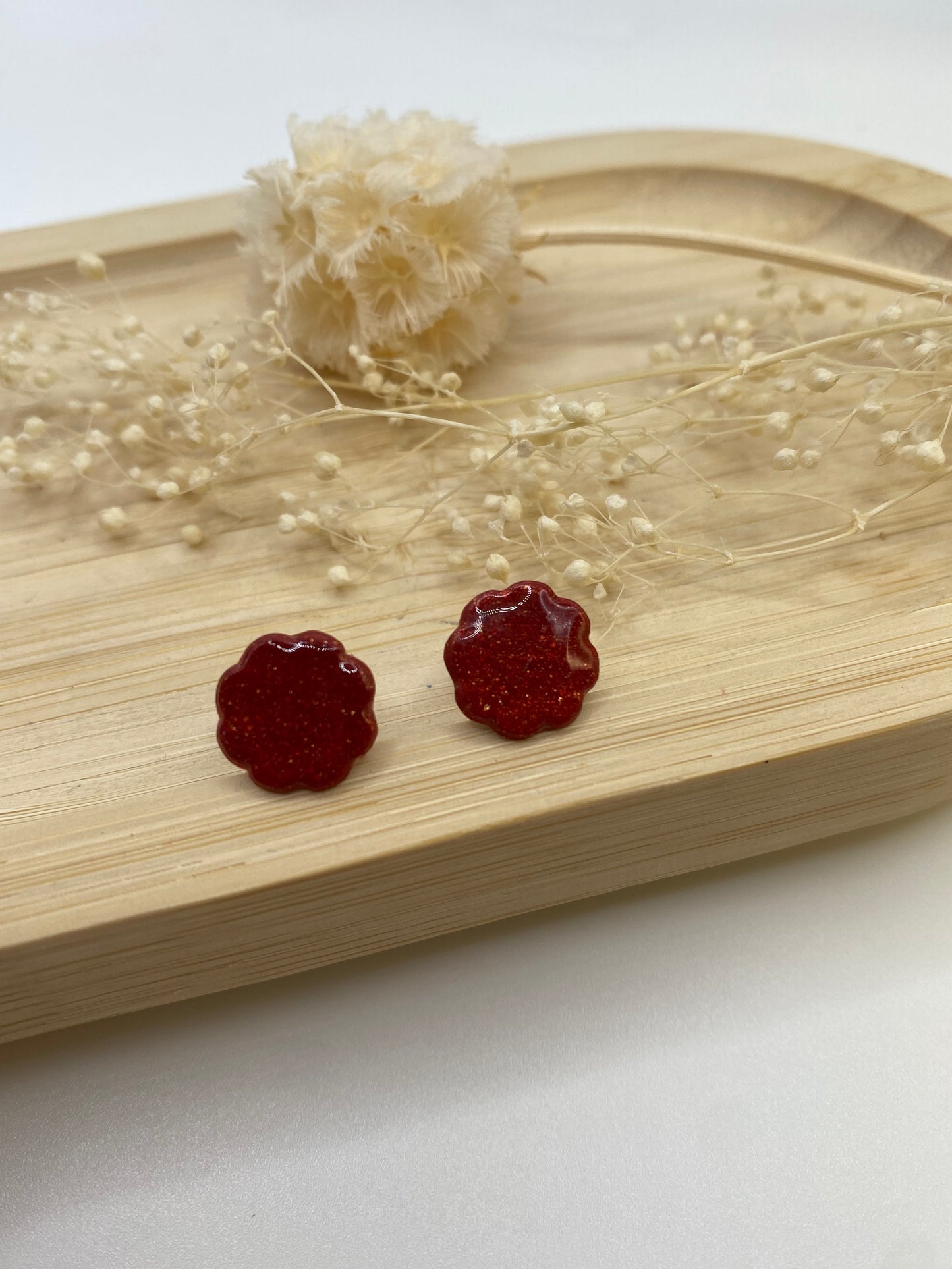 Puces d'oreilles fleurs bordeaux paillette