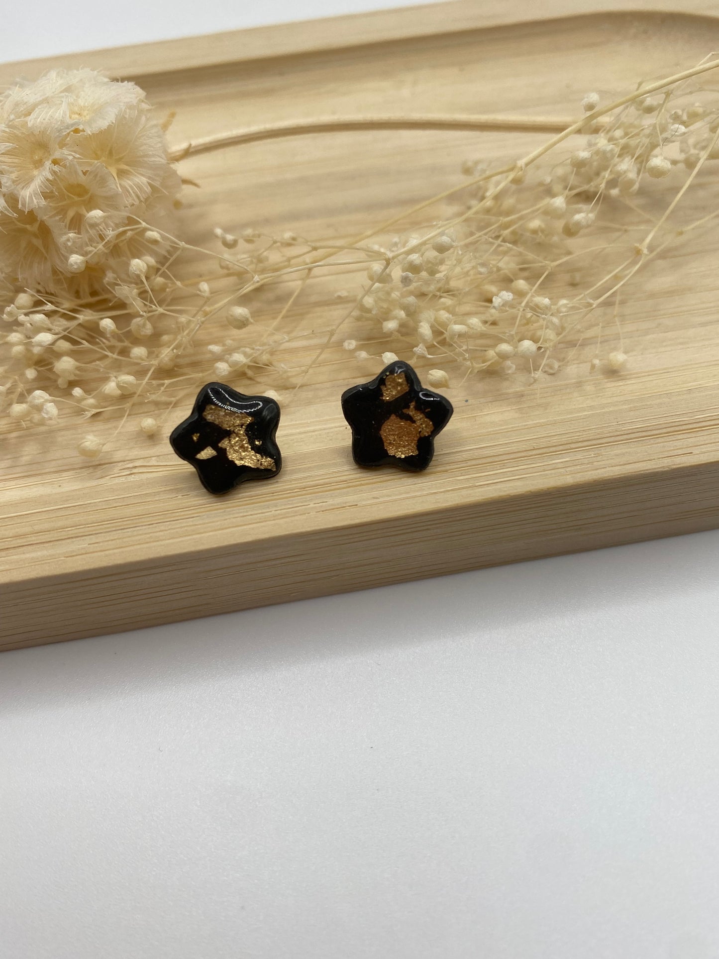 Puces d'oreilles étoiles noir et or