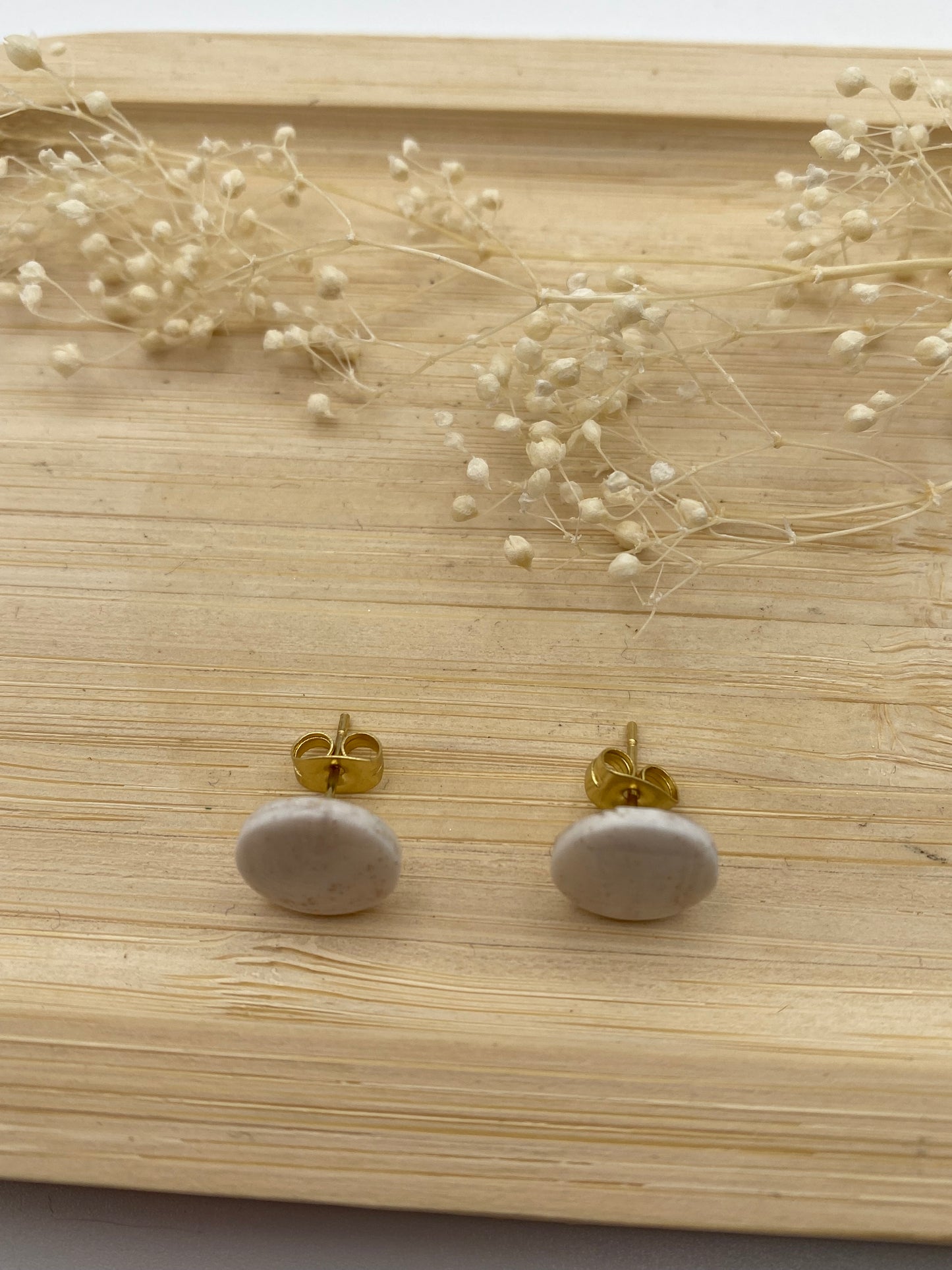 Puces d'oreilles rondes marbré blanc transparent or