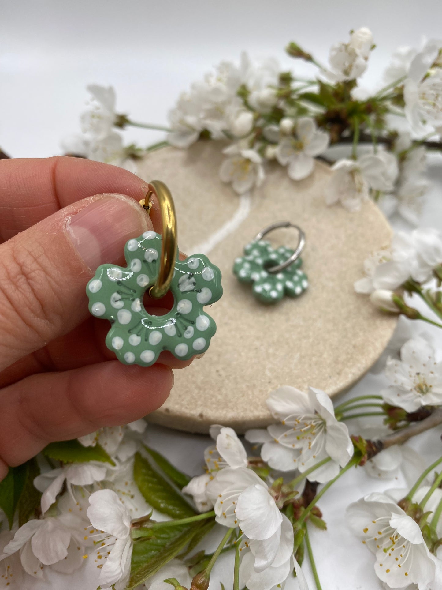 Pampilles fleurs 25mm vert pois blanc
