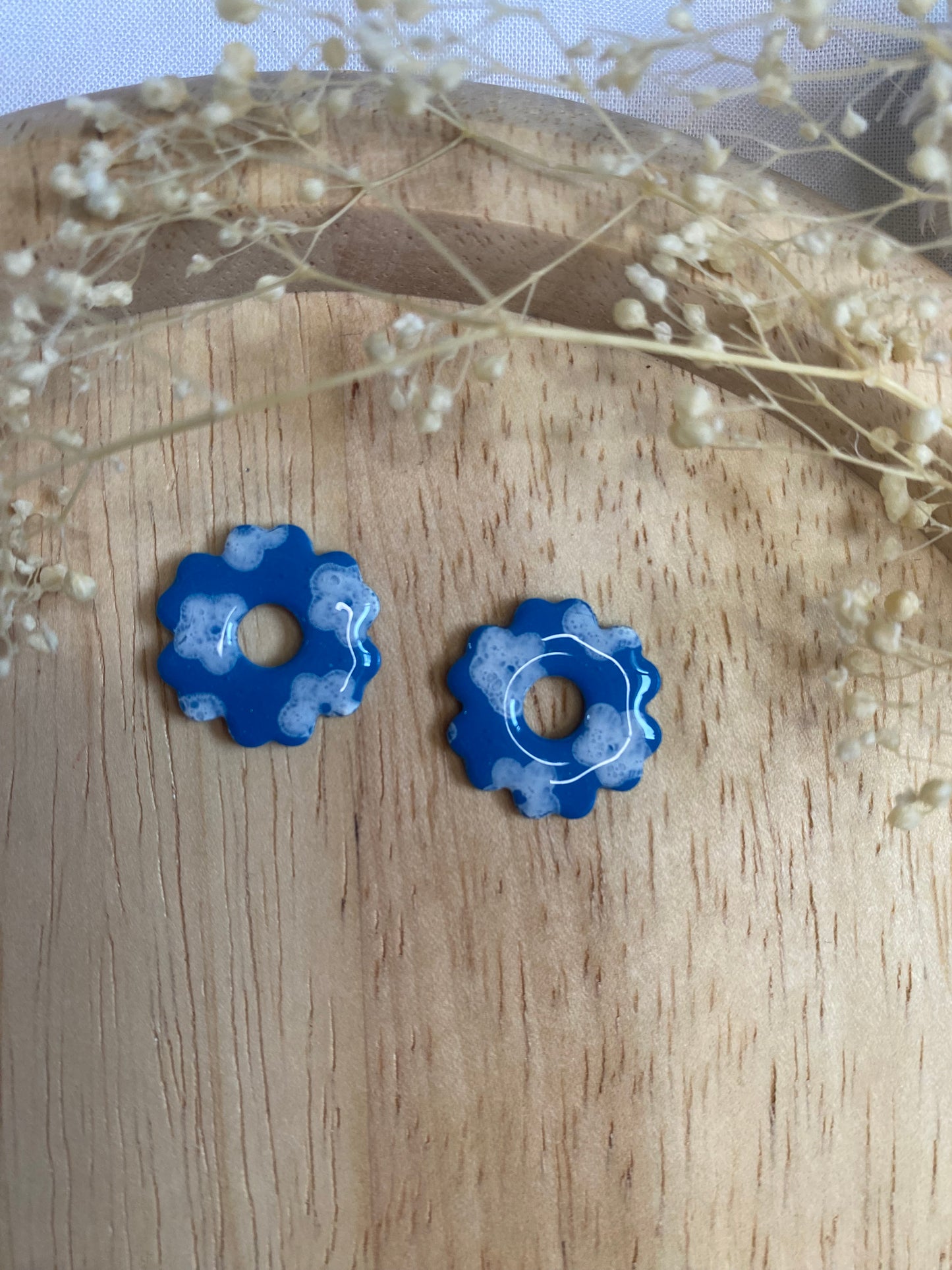 Pampilles mini fleurs 17mm bleu fleurs blanches