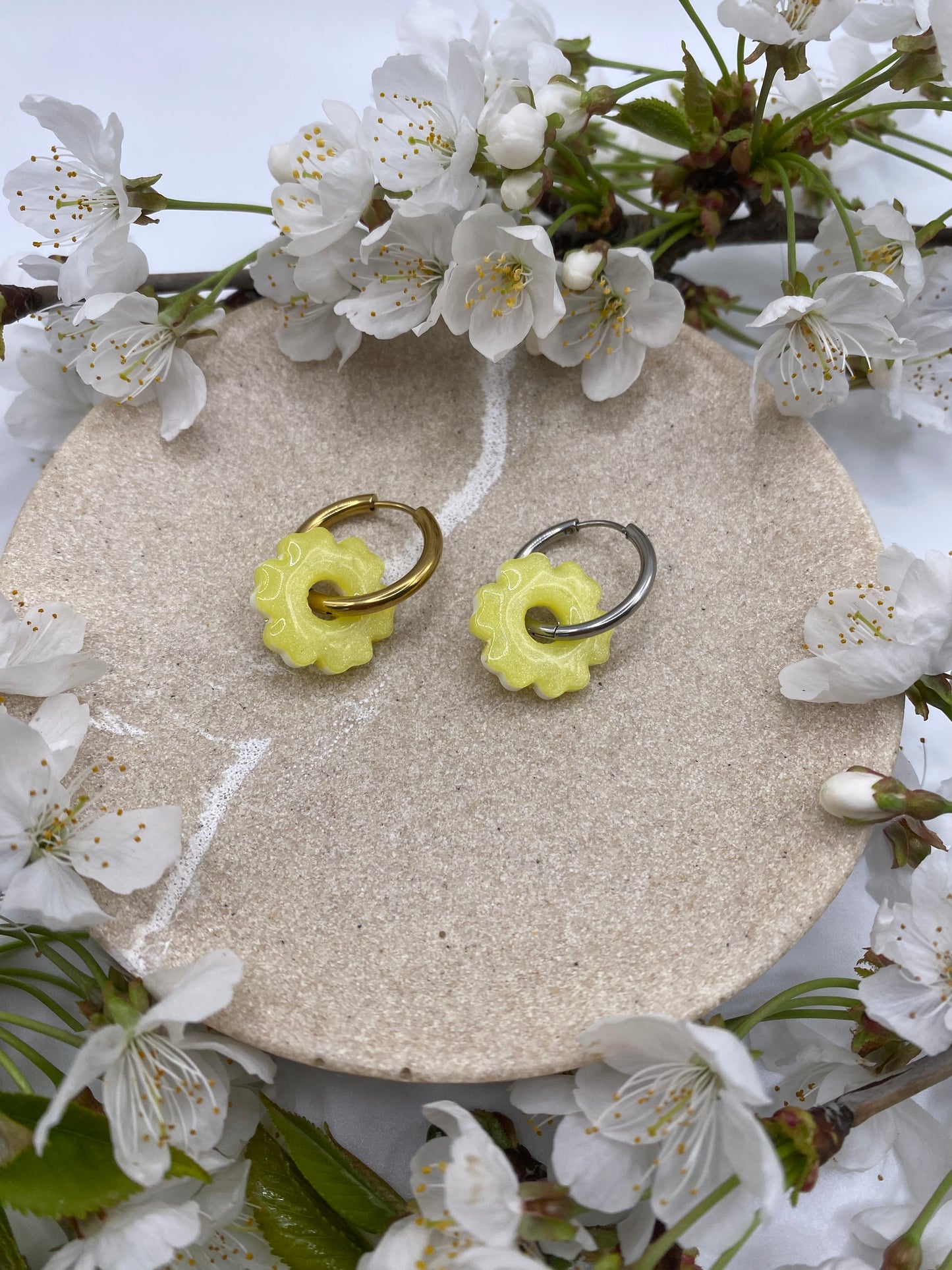 Pampilles mini fleurs 17mm rayé blanc et jaune nacré