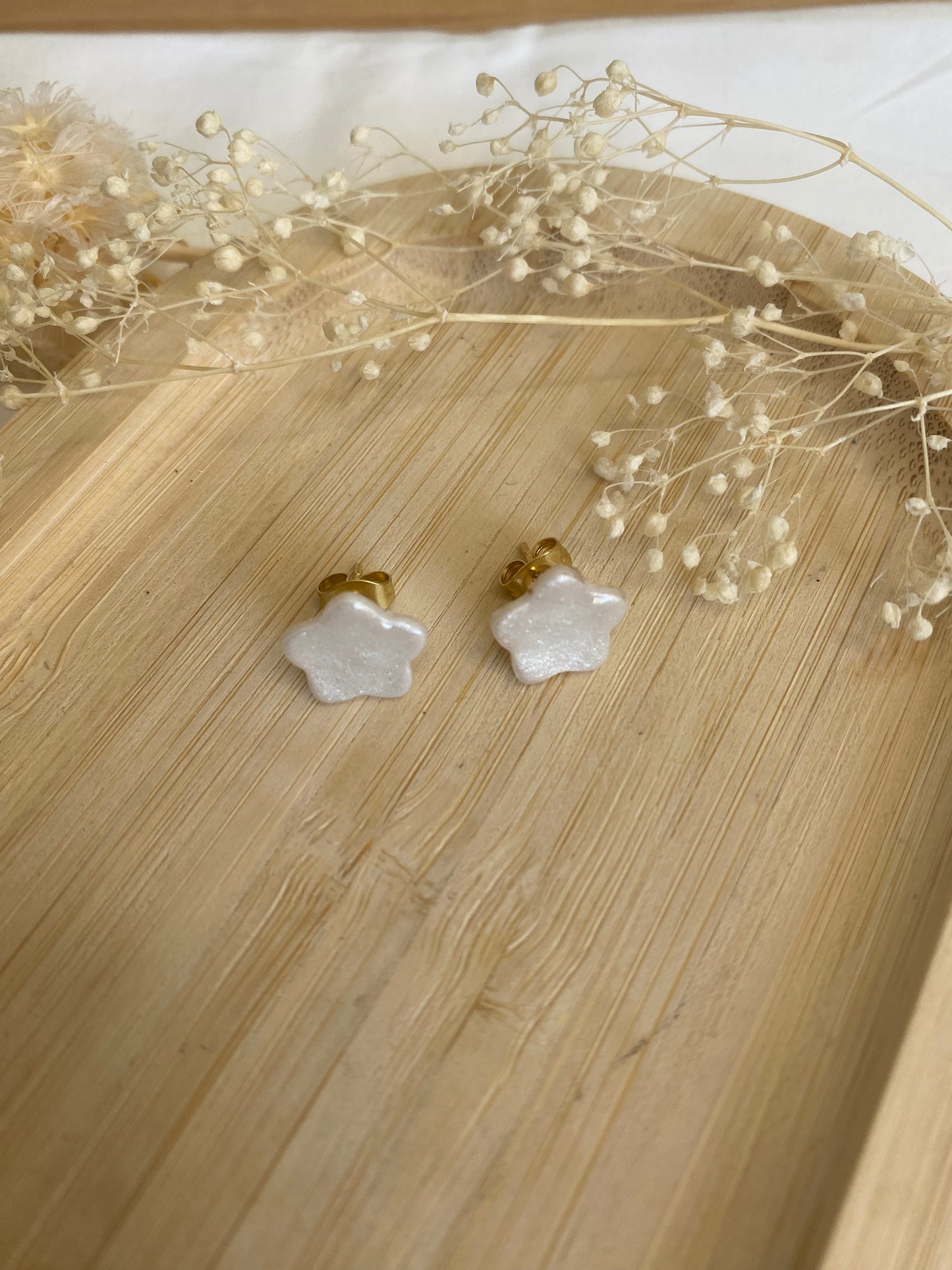 Puces d'oreilles étoiles blanc nacré